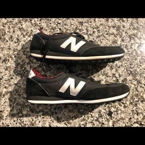 New Balance Women's  8.5 Blk/White Sneakers